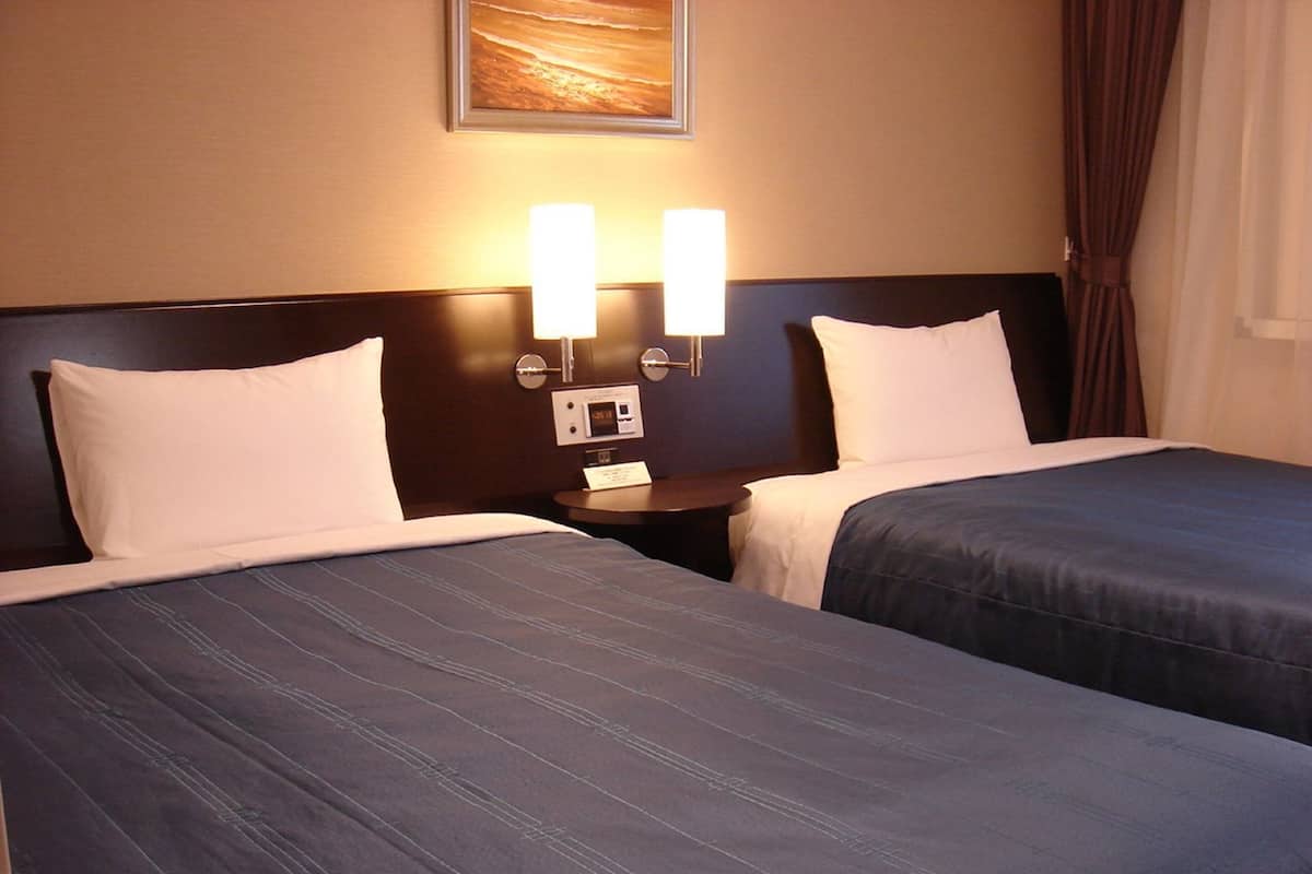 Planxa i posts de planxar, wifi gratuïta i roba de llit