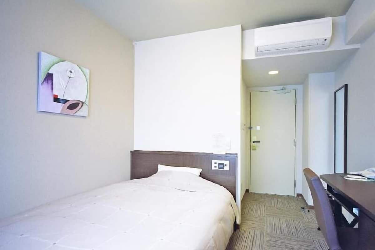 Planxa i posts de planxar, wifi gratuïta i roba de llit