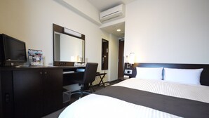 A hotel room with a large bed, a desk with a chair, a television, and a mirror. - Hotel Route Inn Kitakyushu Wakamatsu Ekihigashi (Kitakyushu)