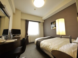 Escritorio, wifi gratis y ropa de cama 