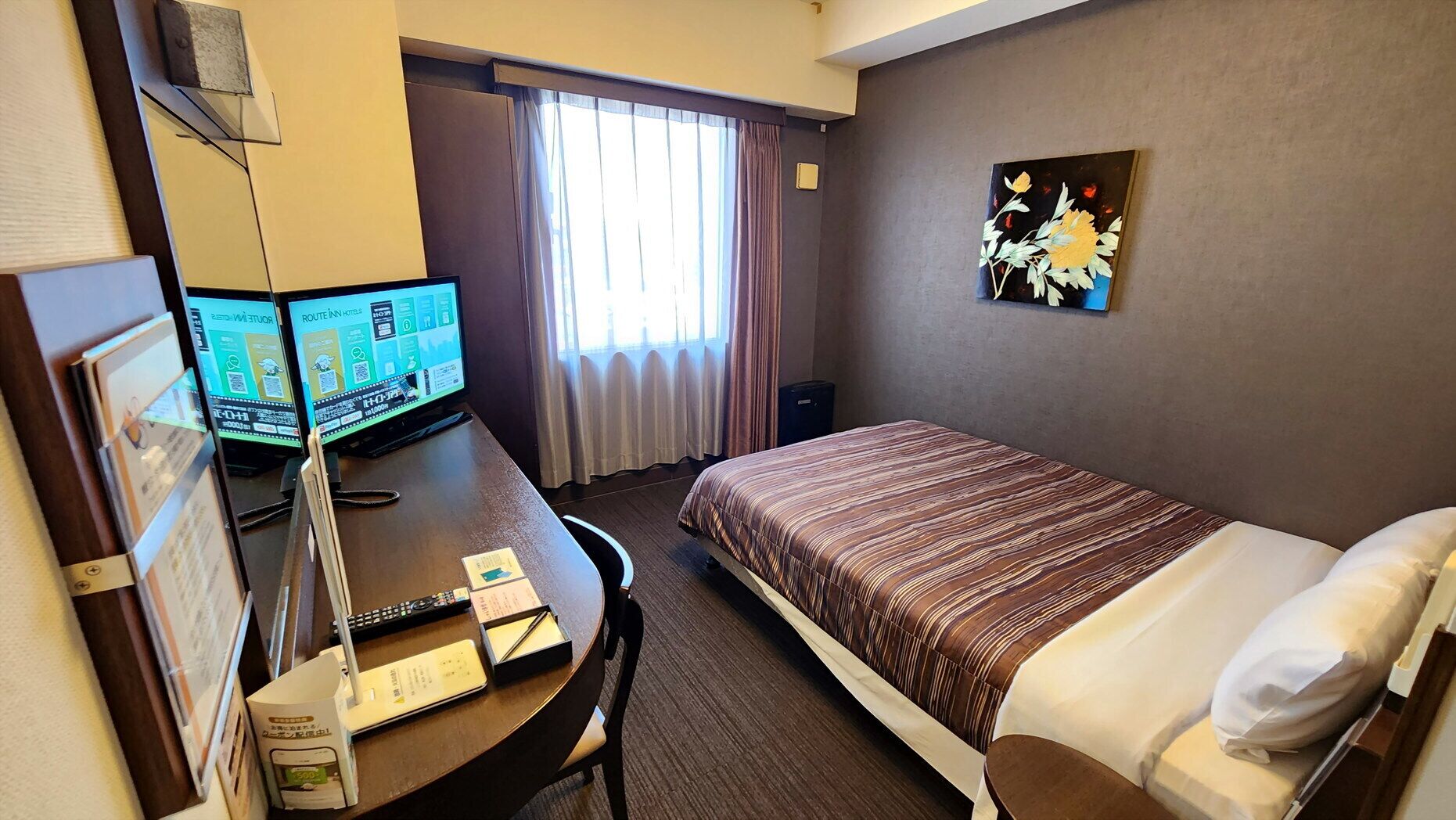 Desk, WiFi (free), bed sheets