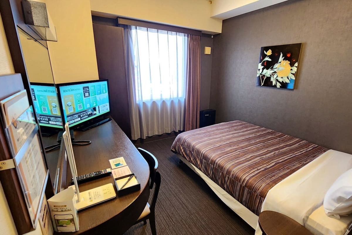 Desk, WiFi (free), bed sheets