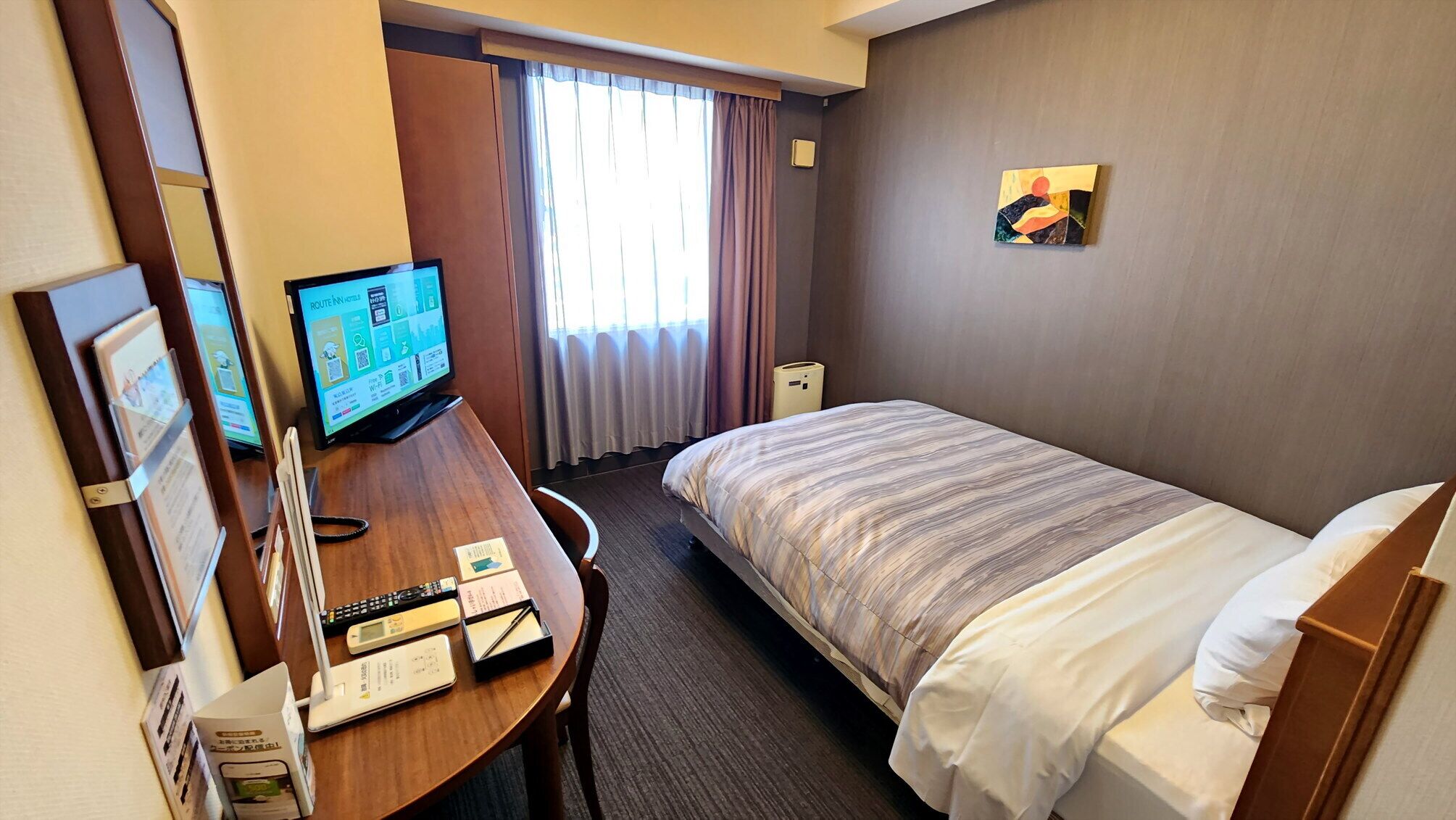 Desk, WiFi (free), bed sheets