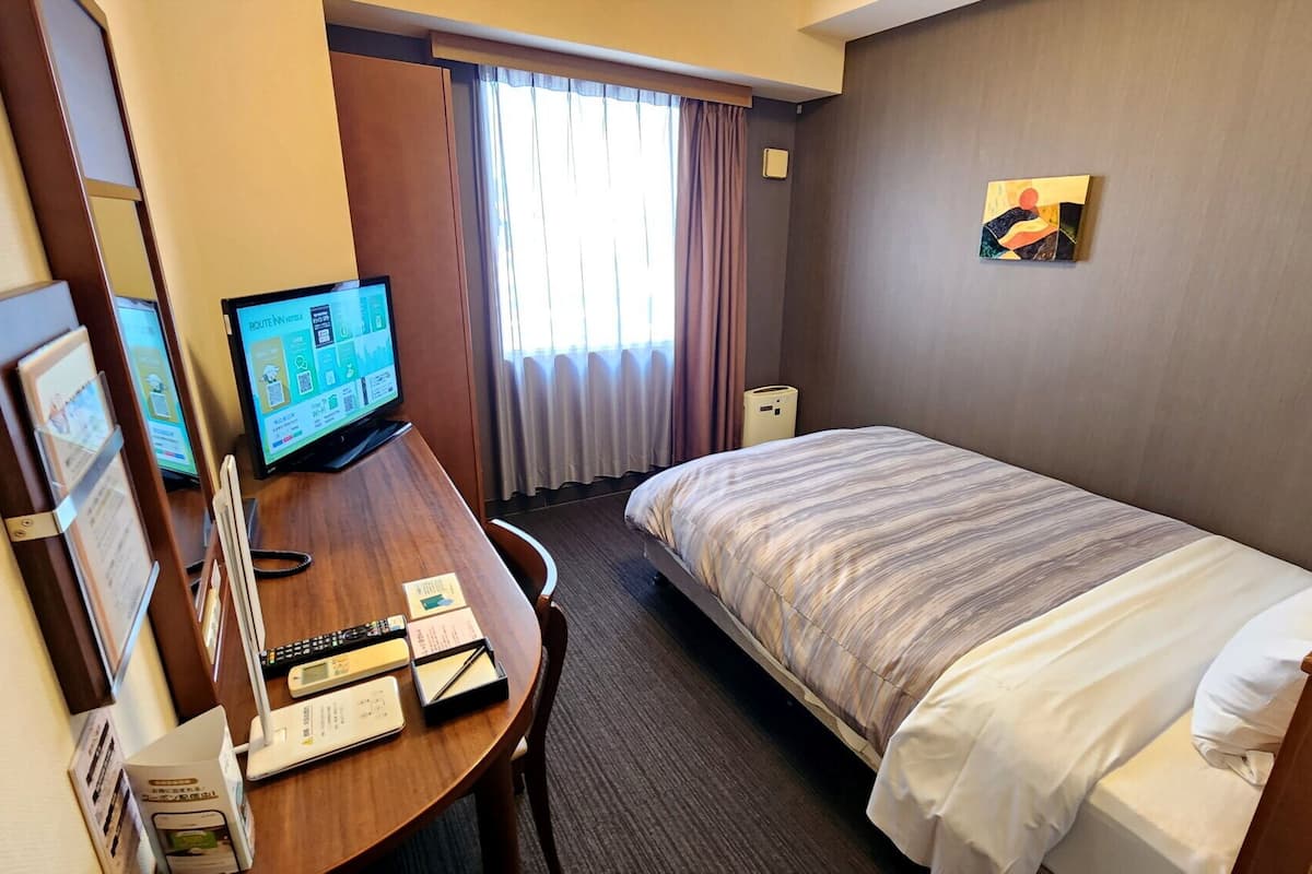 Desk, WiFi (free), bed sheets