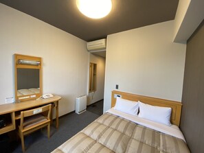 Bàn, truy cập Internet không dây miễn phí, bộ trải giường 