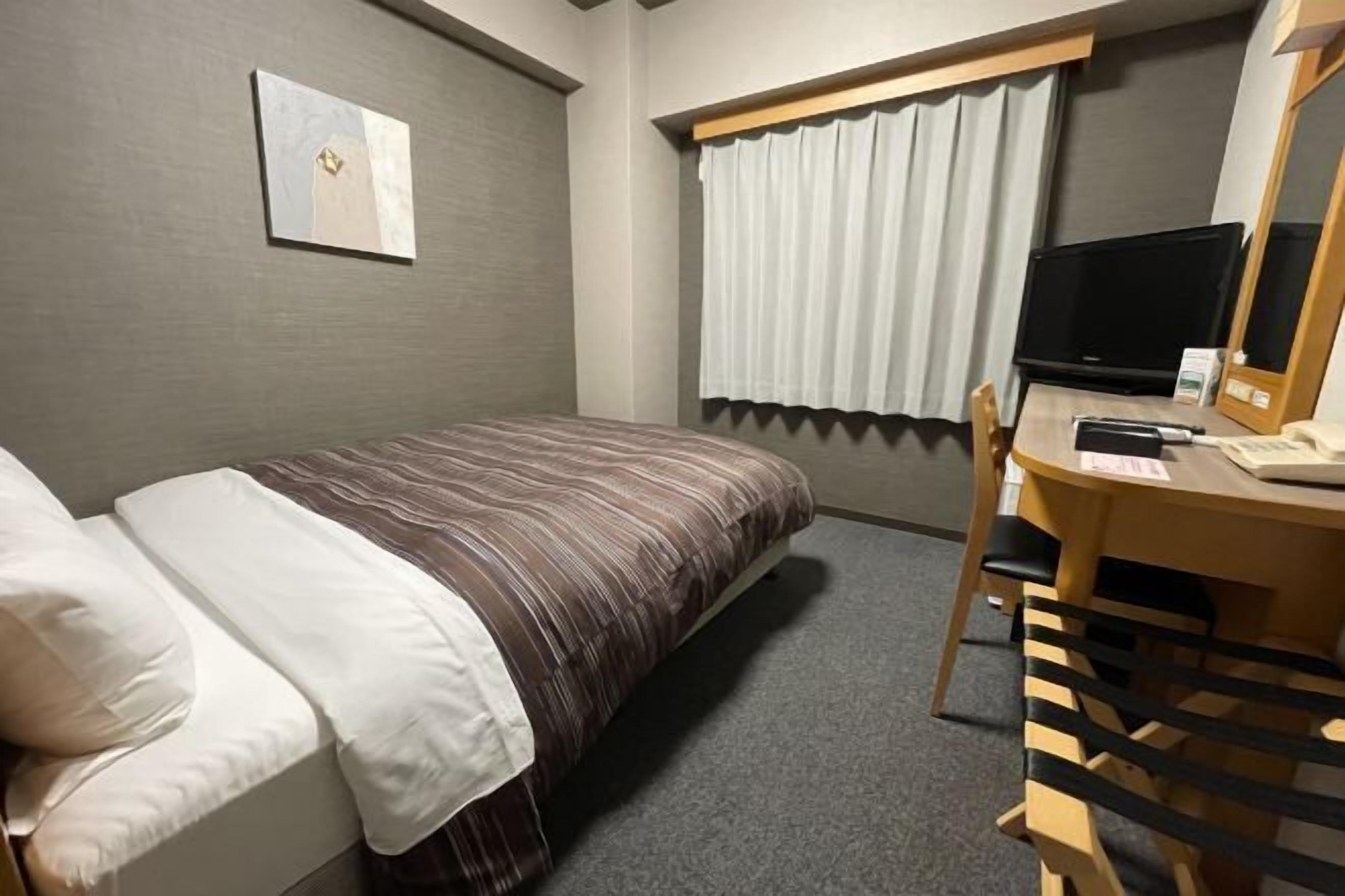 Escritorio, wifi gratis y ropa de cama 