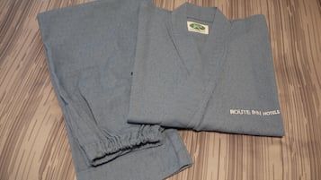 Una camisa gris doblada con un logotipo y texto que indica que pertenece a Route Inn Hotels.