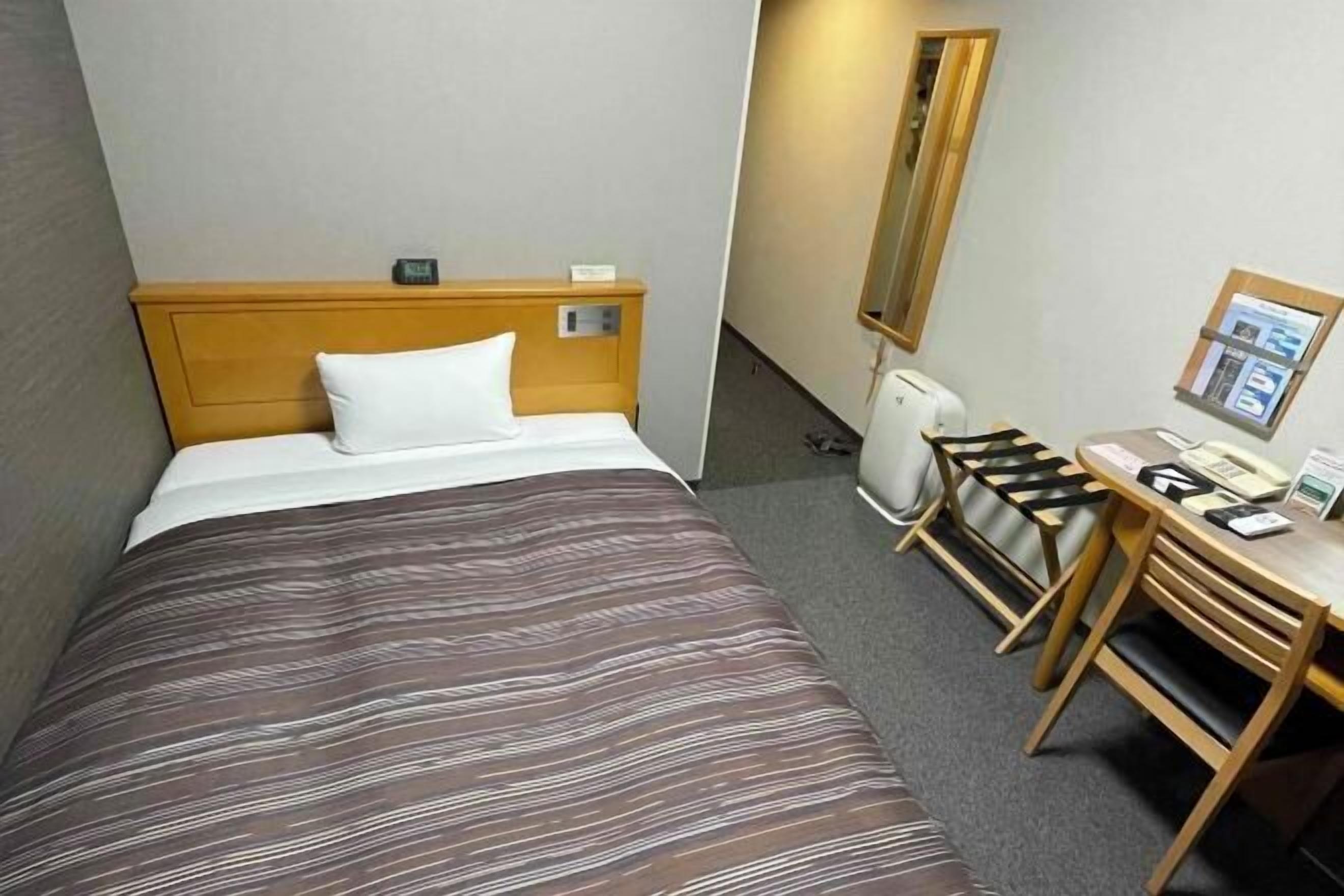 Desk, free WiFi, bed sheets