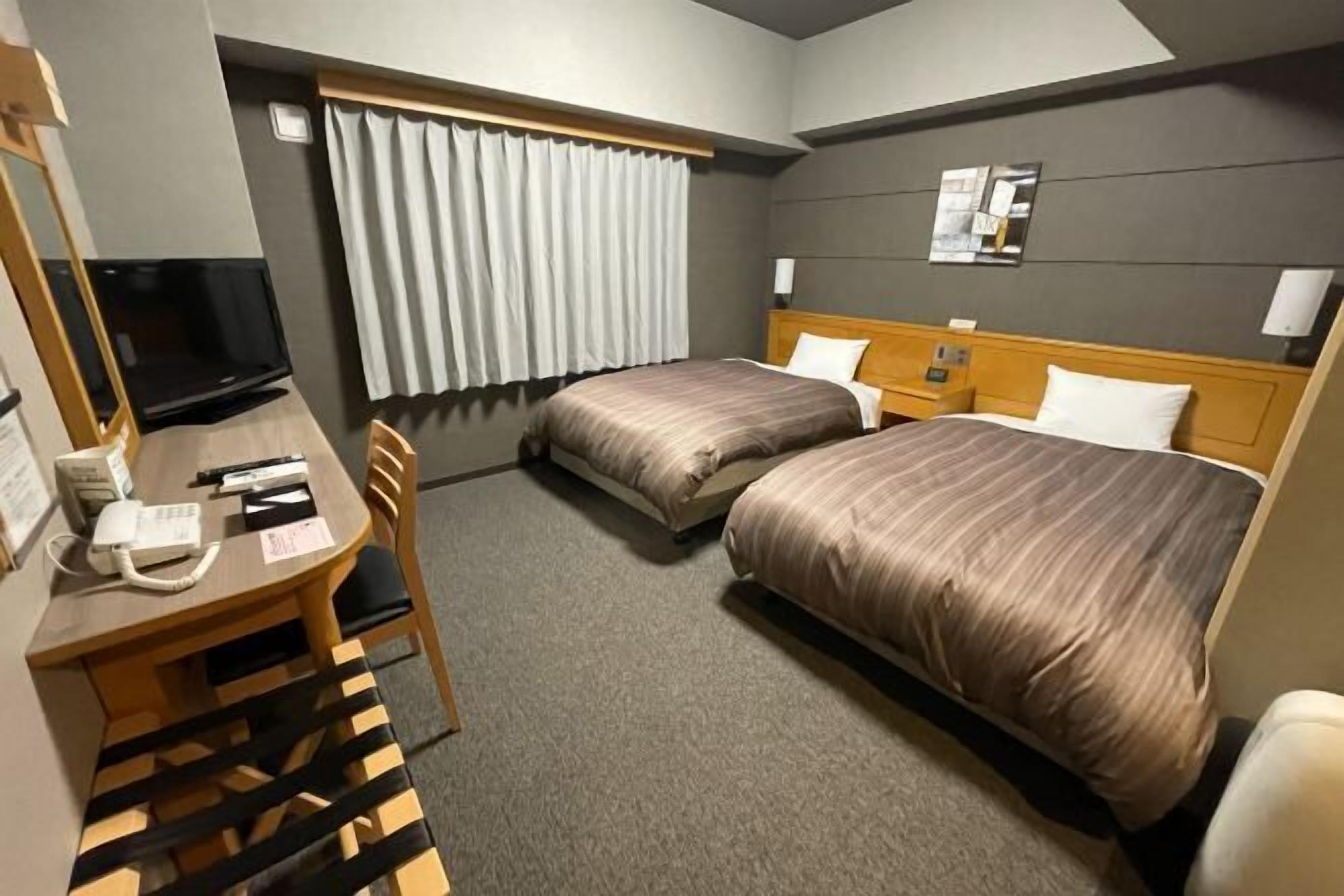 Escritorio, wifi gratis y ropa de cama 