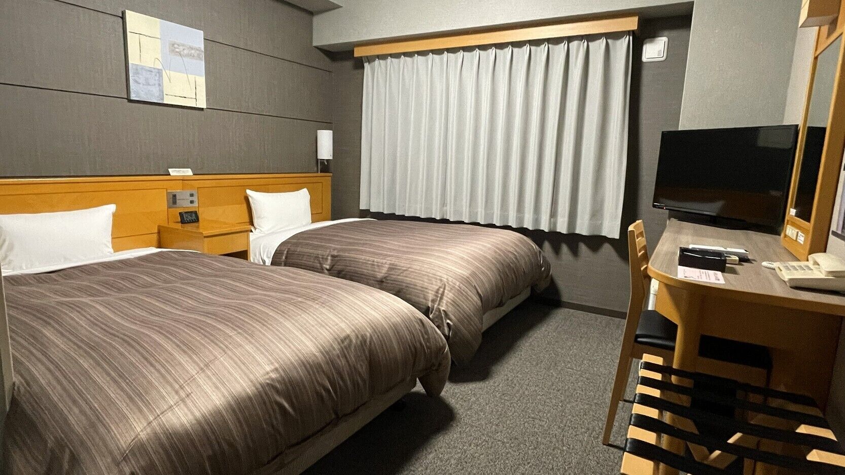 Escritorio, wifi gratis y ropa de cama 