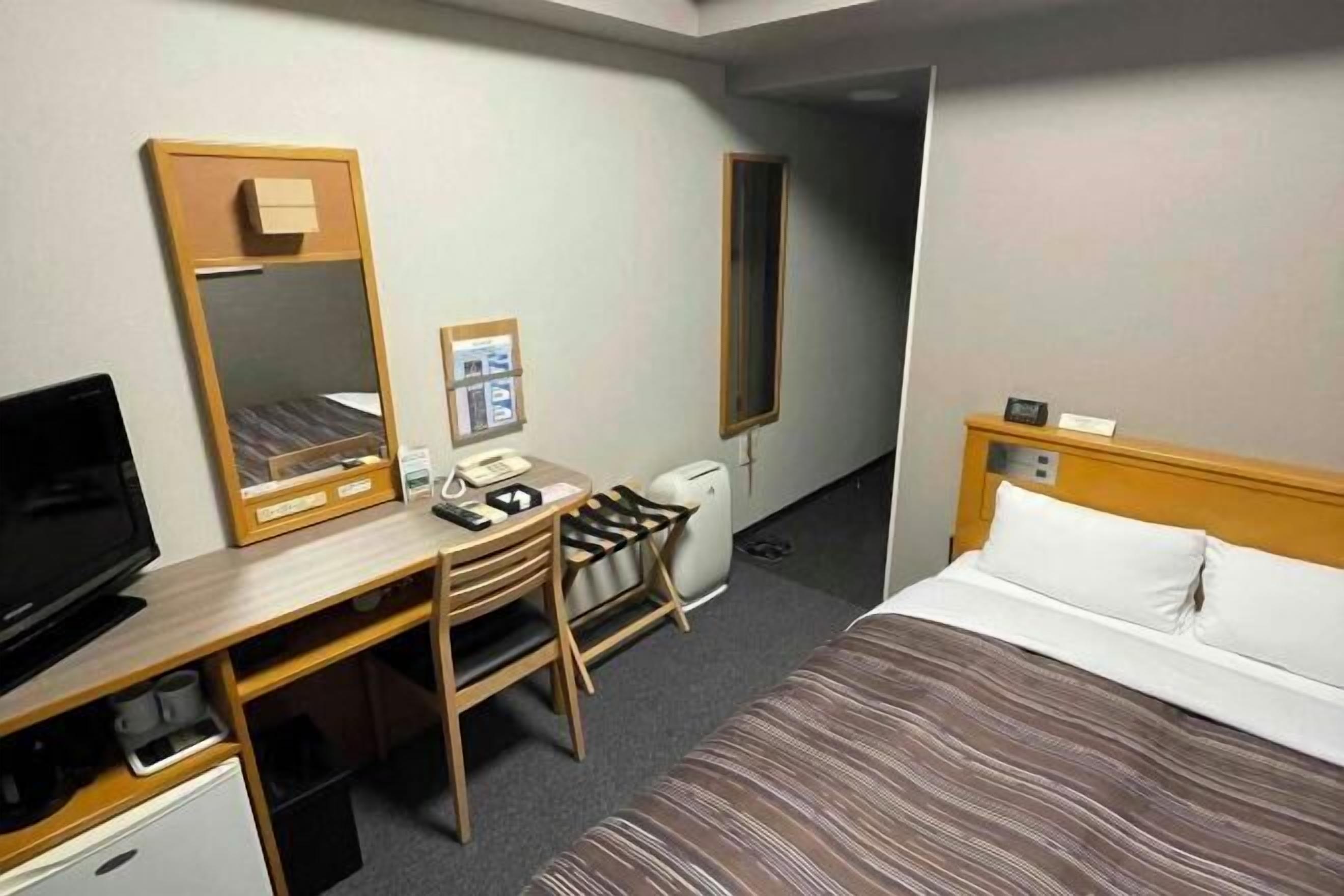 Desk, free WiFi, bed sheets