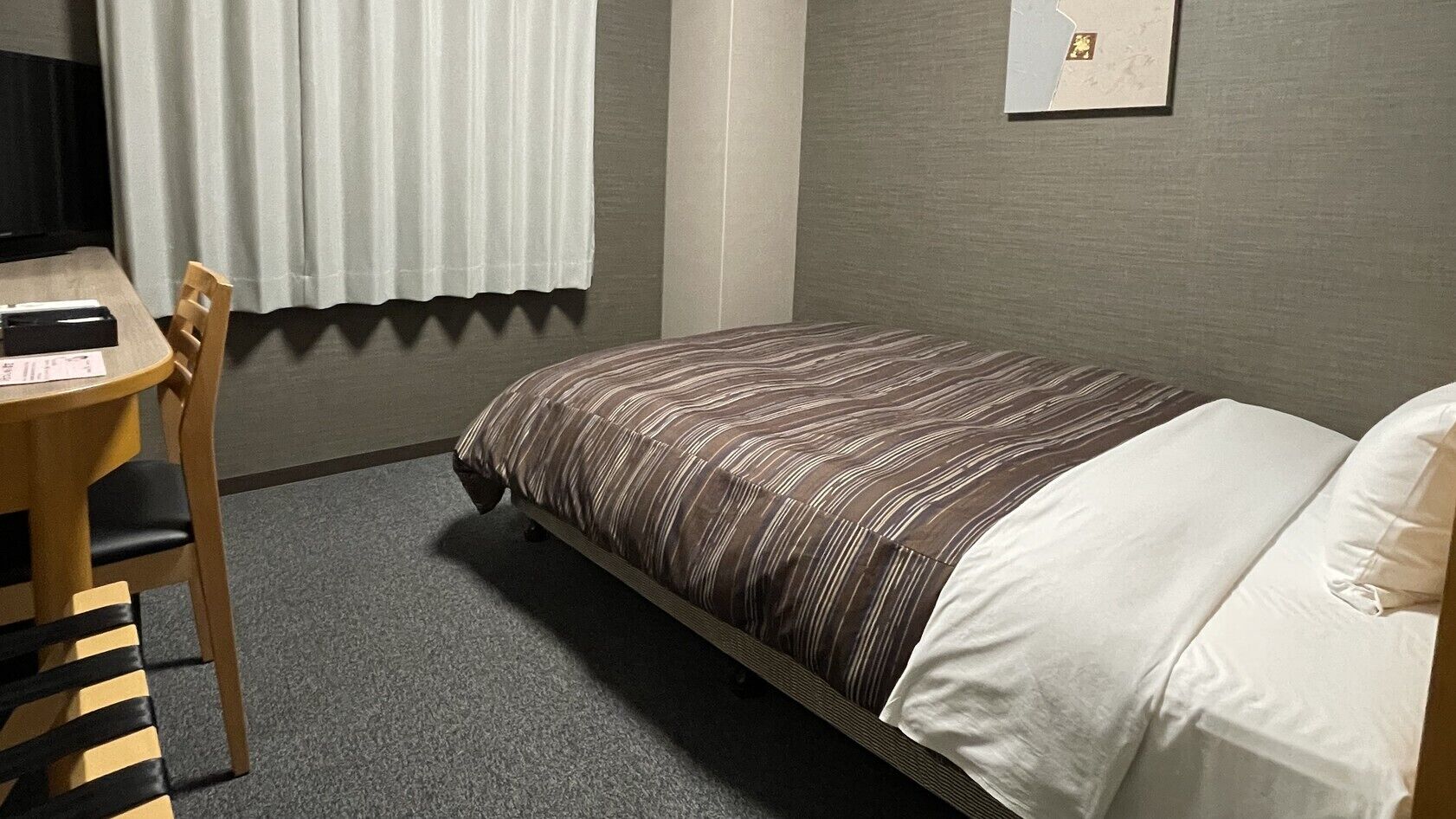 Escritorio, wifi gratis y ropa de cama 