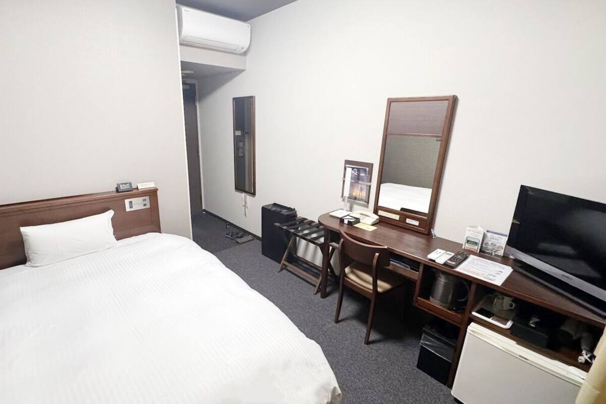 Desk, WiFi (free), bed sheets