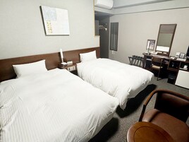 Escritorio, wifi gratis y ropa de cama 