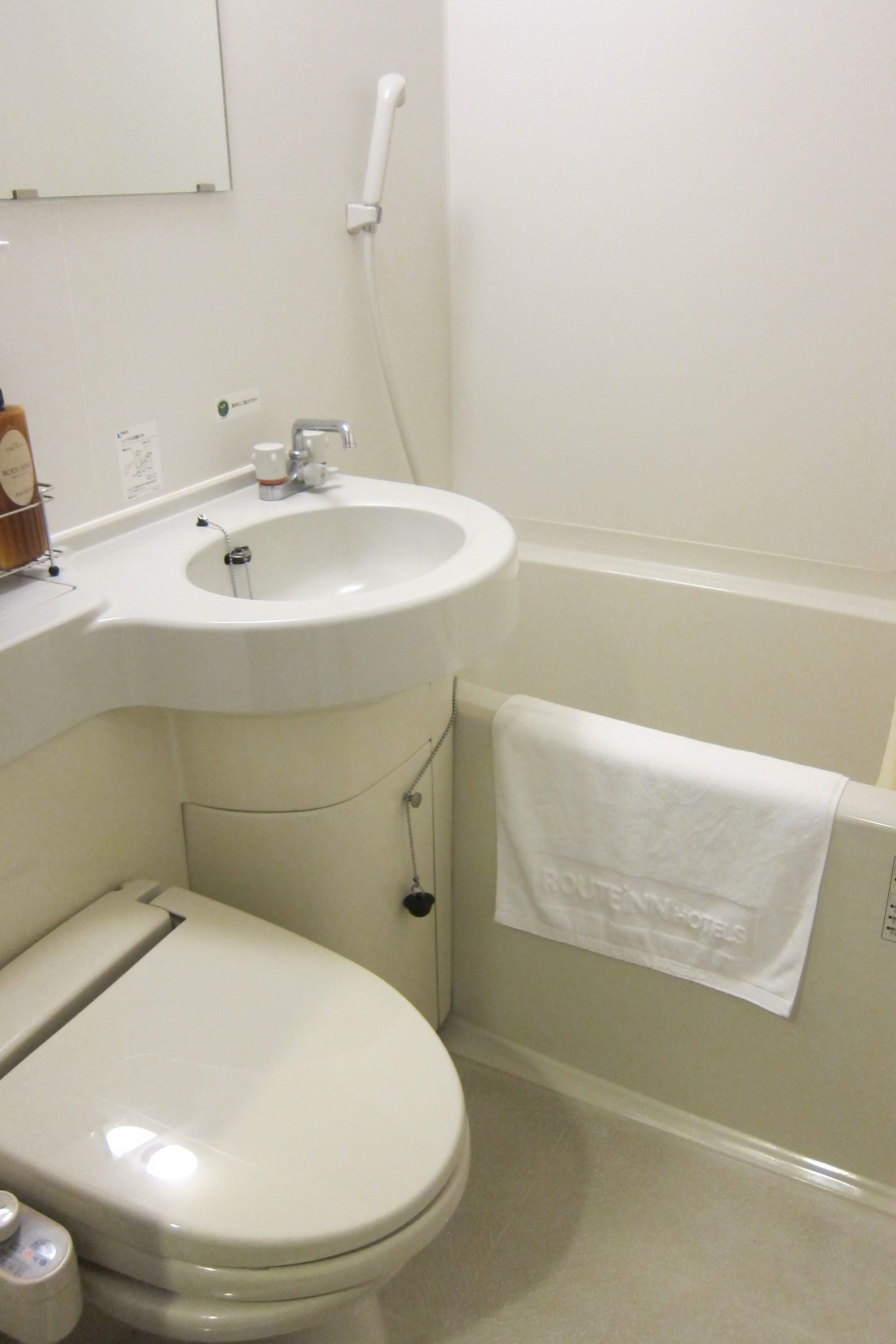 combined shower/bathtub, deep-soaking bathtub, free toiletries