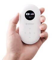 Una mano sosteniendo un dispositivo blanco con una interfaz circular y botones direccionales.