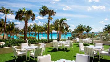 4 restaurants, breakfast, lunch, dinner served; Greek cuisine