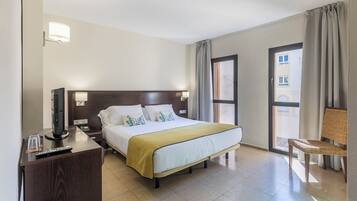 Minibar, caixa forta a l'habitació i escriptori