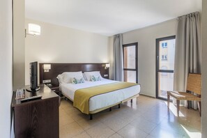 Minibar, caja de seguridad en la habitación y escritorio