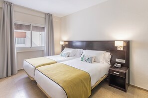 Habitación estándar doble | Minibar, caja fuerte, escritorio y espacio para trabajar con un portátil