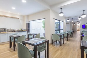 Se ofrece un desayuno bufé todos los días (por un coste adicional)