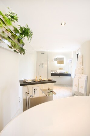 Suite, 1 Queen-Bett, Terrasse | Badezimmer