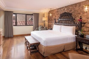 套房, 1 张特大床, 山景 | 记忆海绵床垫、客房内保险箱、办公桌、遮光窗帘