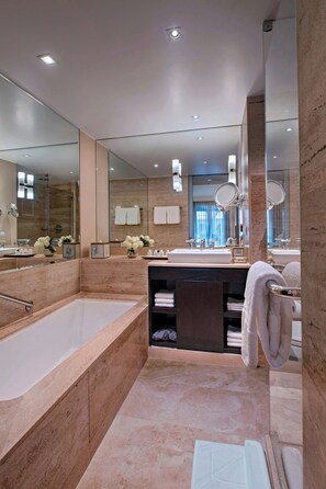 Chambre, 1 très grand lit, vue cour intérieure (Terrace) | Salle de bain