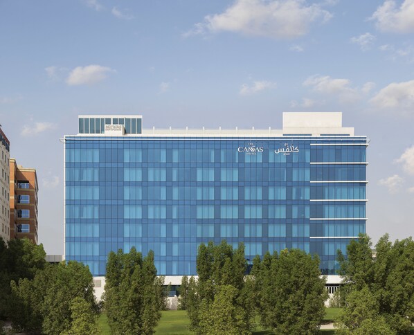 Moderni hotelli, jonka julkisivussa on lasipinta, ja jonka nimi on »The Canvas Hotel». Hotellissa on suuri, huomiota herättävä kyltti ja tasakatto.