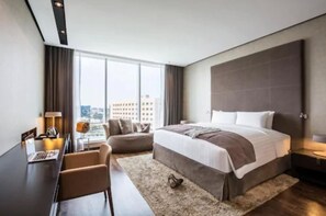 Premium bedding, minibar, in-room safe, desk - The Canvas Dubai - MGallery Hotel Collection (Dubai)
