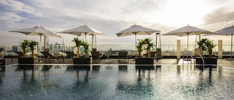 Piscine extérieure, parasols de plage, chaises longues