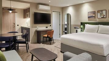 Studio, 1 Queen Bed with Sofa bed | Hypo-allergenic bedding, in-room safe, desk, blackout drapes