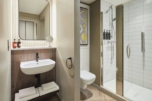 Douche, articles de toilette gratuits, sèche-cheveux, chaussons