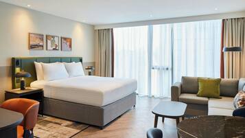 Hypo-allergenic bedding, in-room safe, desk, blackout drapes