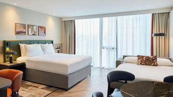 Ropa de cama hipoalergénica, caja fuerte, escritorio y cortinas opacas