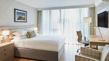 Studio, 1 Queen Bed, Non Smoking | 1 bedroom, hypo-allergenic bedding, in-room safe, desk