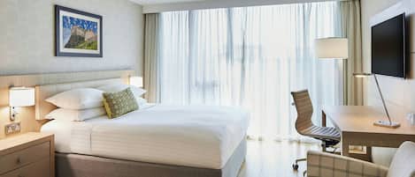 スタジオ クイーンベッド 1 台 | 低刺激性寝具、セーフティボックス (室内)、デスク、遮光カーテン