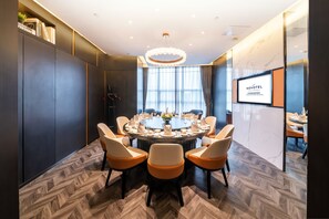 Serveert ontbijt, lunch en diner