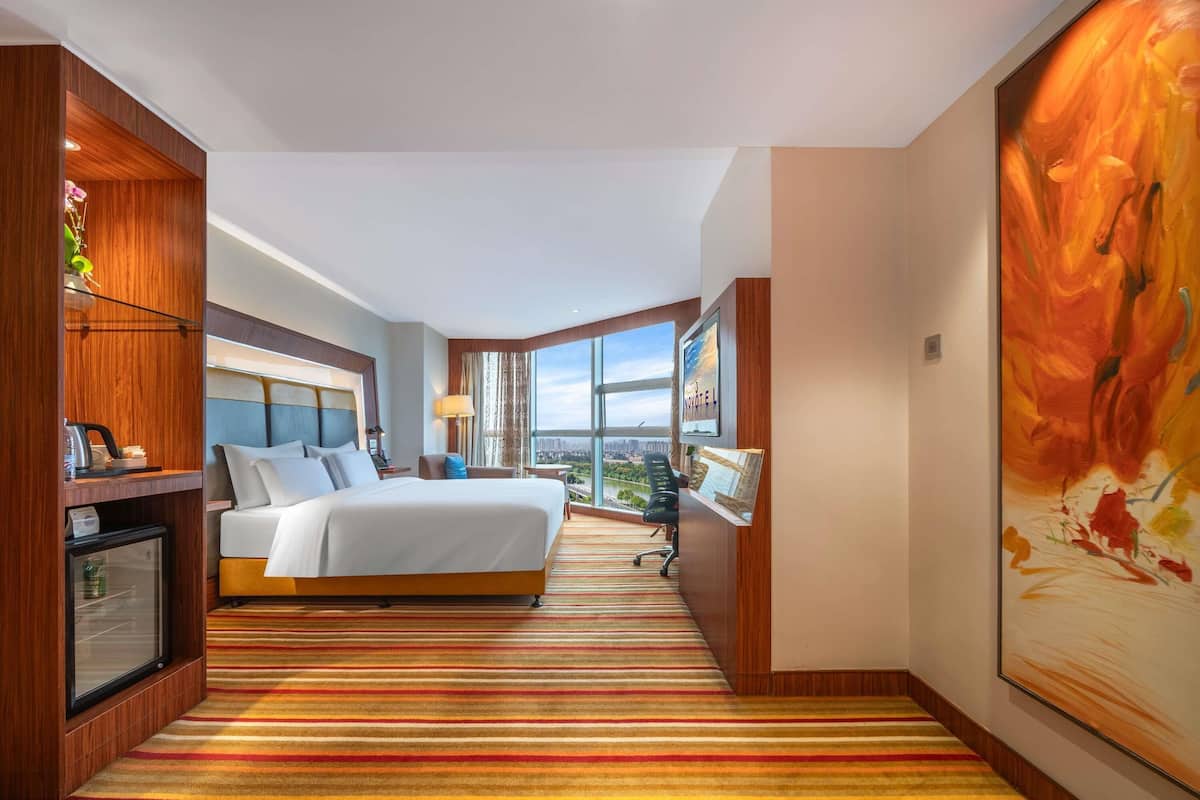 Bar mini percuma, peti besi dalam bilik, dihias secara berasingan