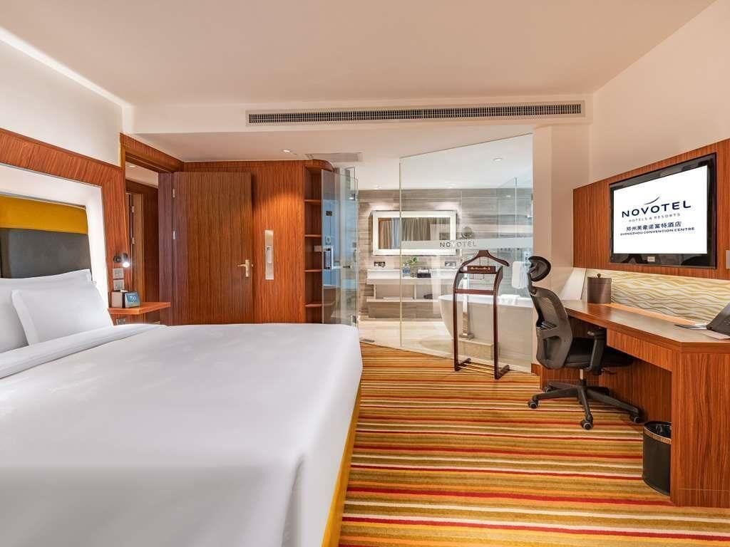 Premier-sviitti, 1 suuri parisänky, kaupunkinäköala | Ilmaiset minibaarituotteet, tallelokero huoneessa