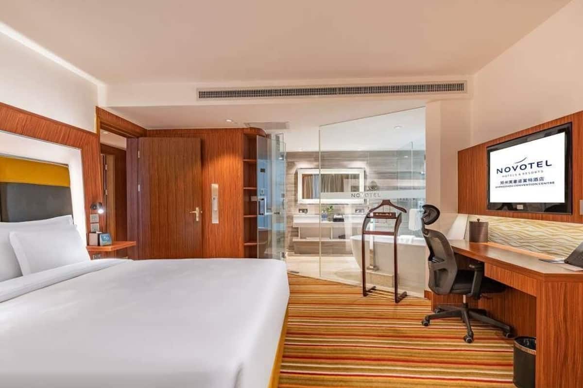 Premier-sviitti, 1 suuri parisänky, kaupunkinäköala | Ilmaiset minibaarituotteet, tallelokero huoneessa