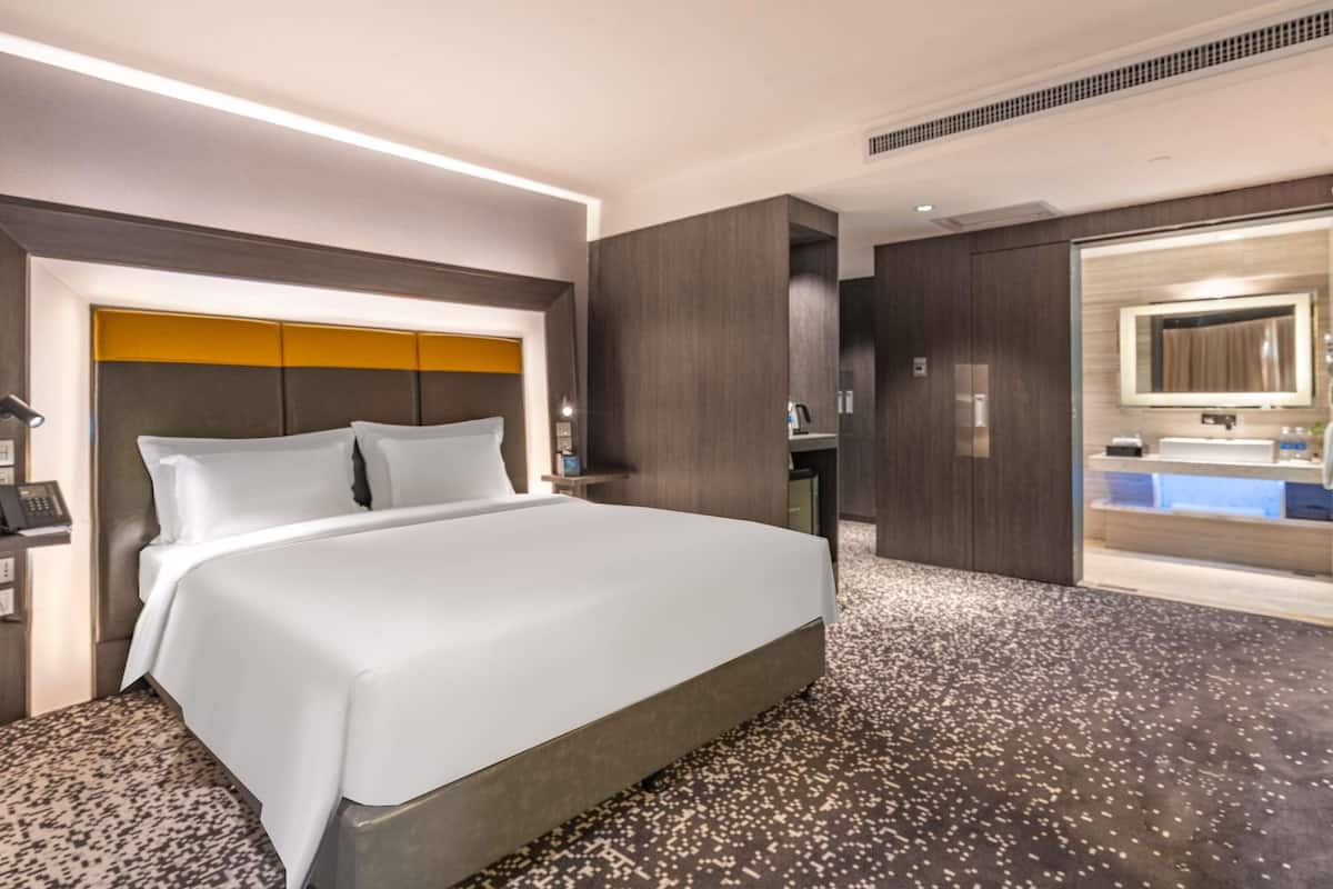 Superior-huone, 1 suuri parisänky | Ilmaiset minibaarituotteet, tallelokero huoneessa