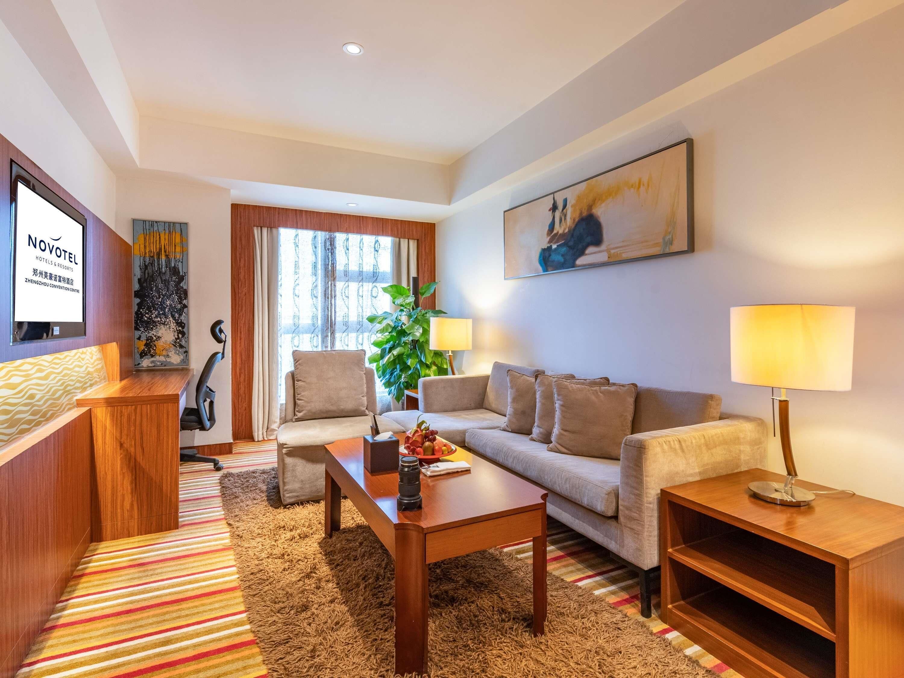 ห้องพรีเมียร์สวีท, เตียงคิงไซส์ 1 เตียง, วิวเมือง | มินิบาร์ฟรี, ตู้นิรภัยในห้องพัก, ห้องพักตกแต่งอย่างมีเอกลักษณ์