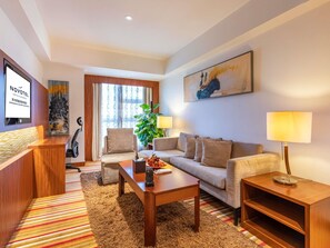 Svit Premier - 1 kingsize-säng - utsikt mot staden | Gratis produkter i minibar och värdeförvaringsskåp på rummet