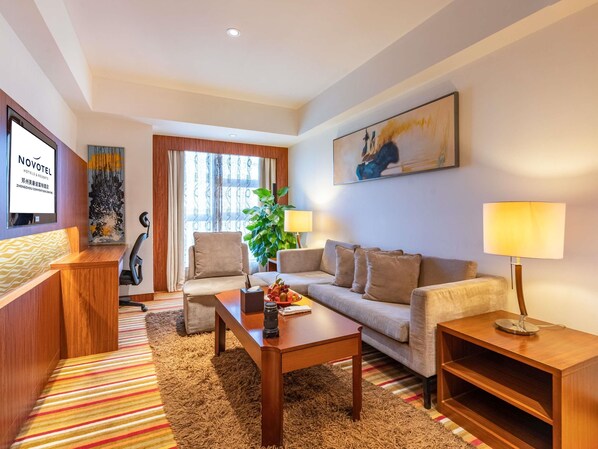 Suite « Premier », 1 très grand lit, vue ville | Articles gratuits dans le mini-bar, coffres-forts dans les chambres