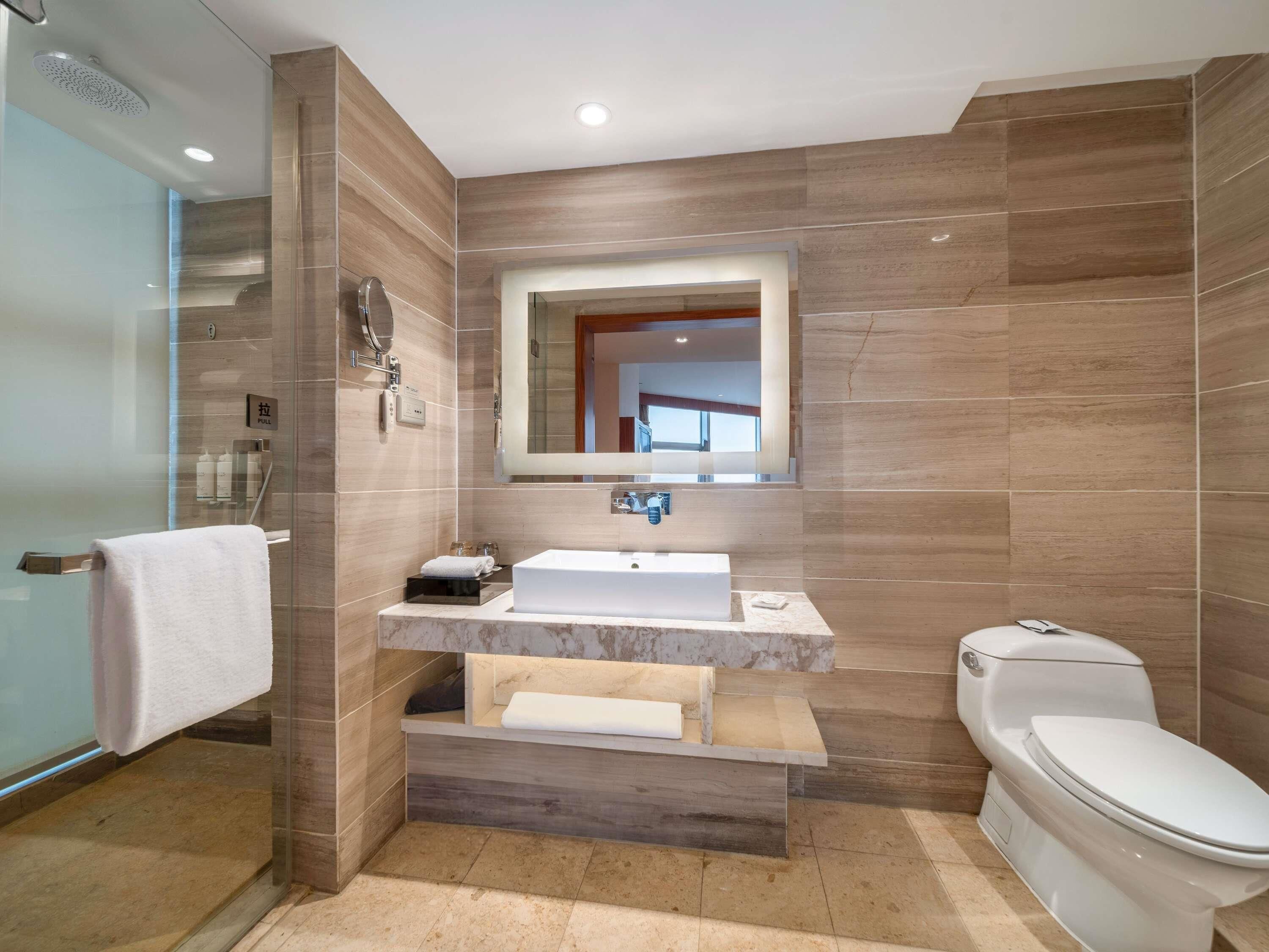 Kostenlose Minibar, Zimmersafe, individuell dekoriert