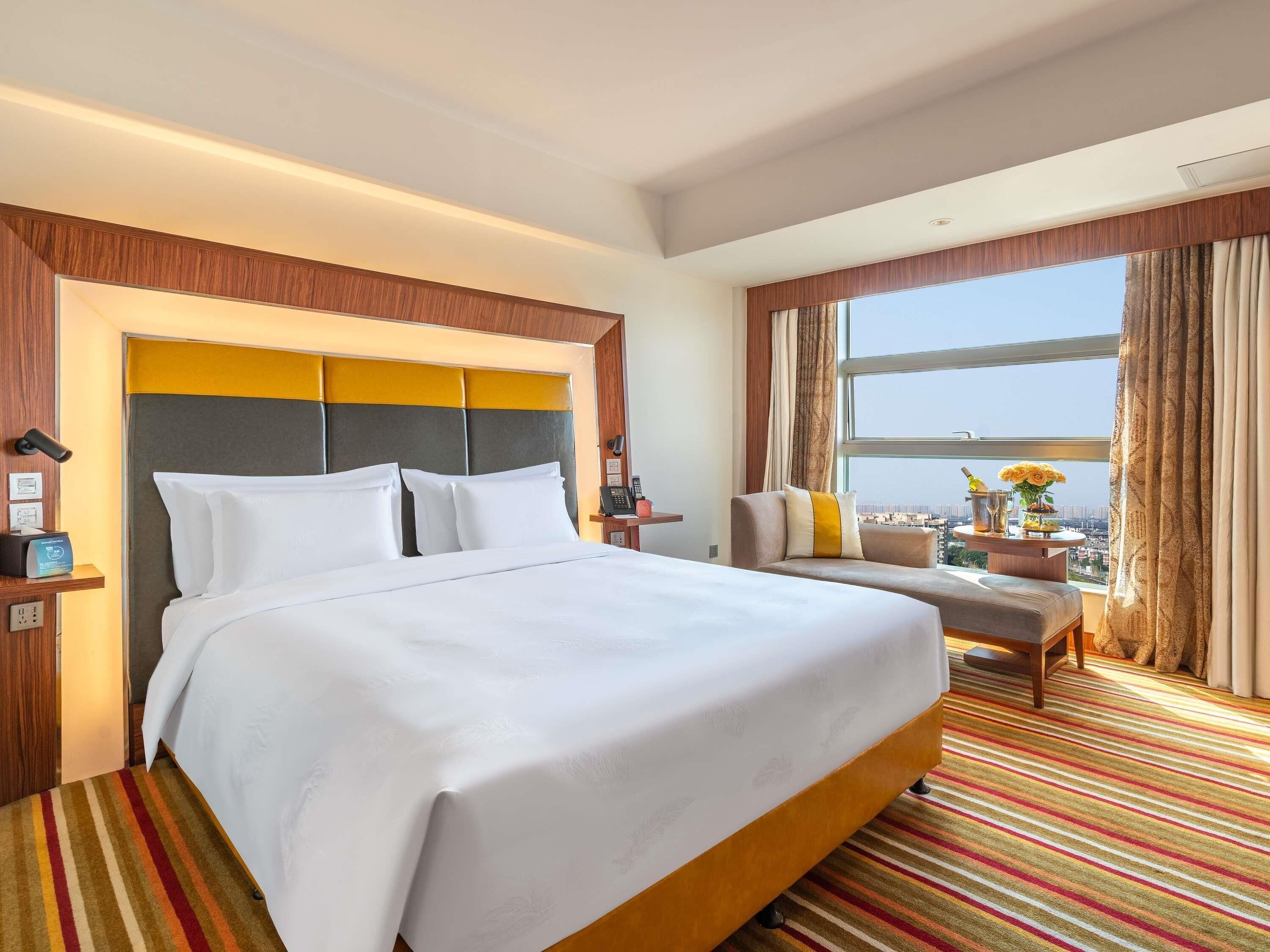 Kostenlose Minibar, Zimmersafe, individuell dekoriert