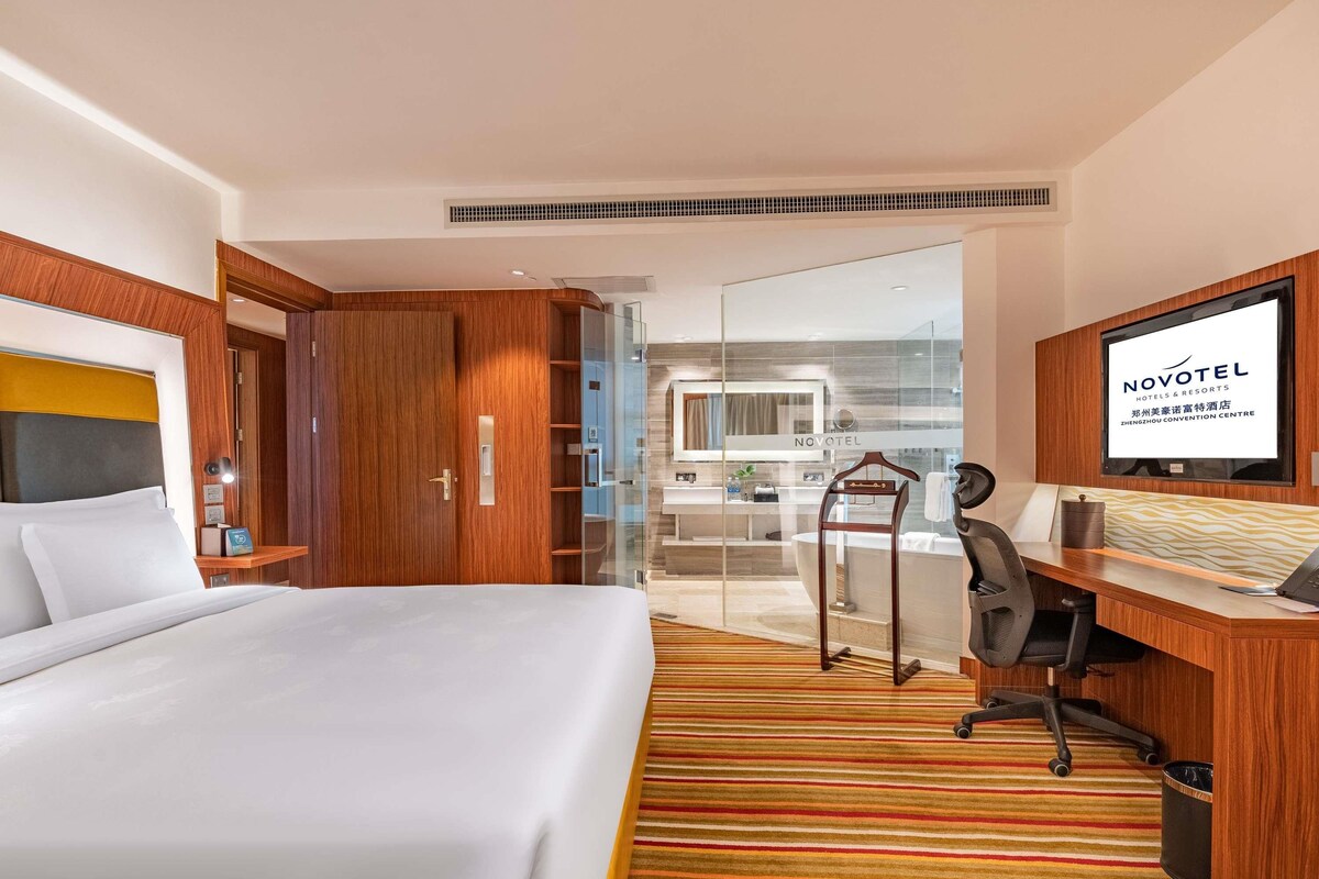Suite Premier, 1 cama de matrimonio grande, vistas a la ciudad | Minibar con artículos gratuitos, caja fuerte, escritorio