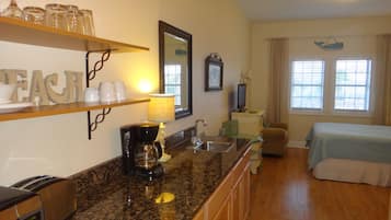 Studio, 1 Queen Bed, Non Smoking | Private kitchenette | Fridge, microwave, coffee/tea maker
