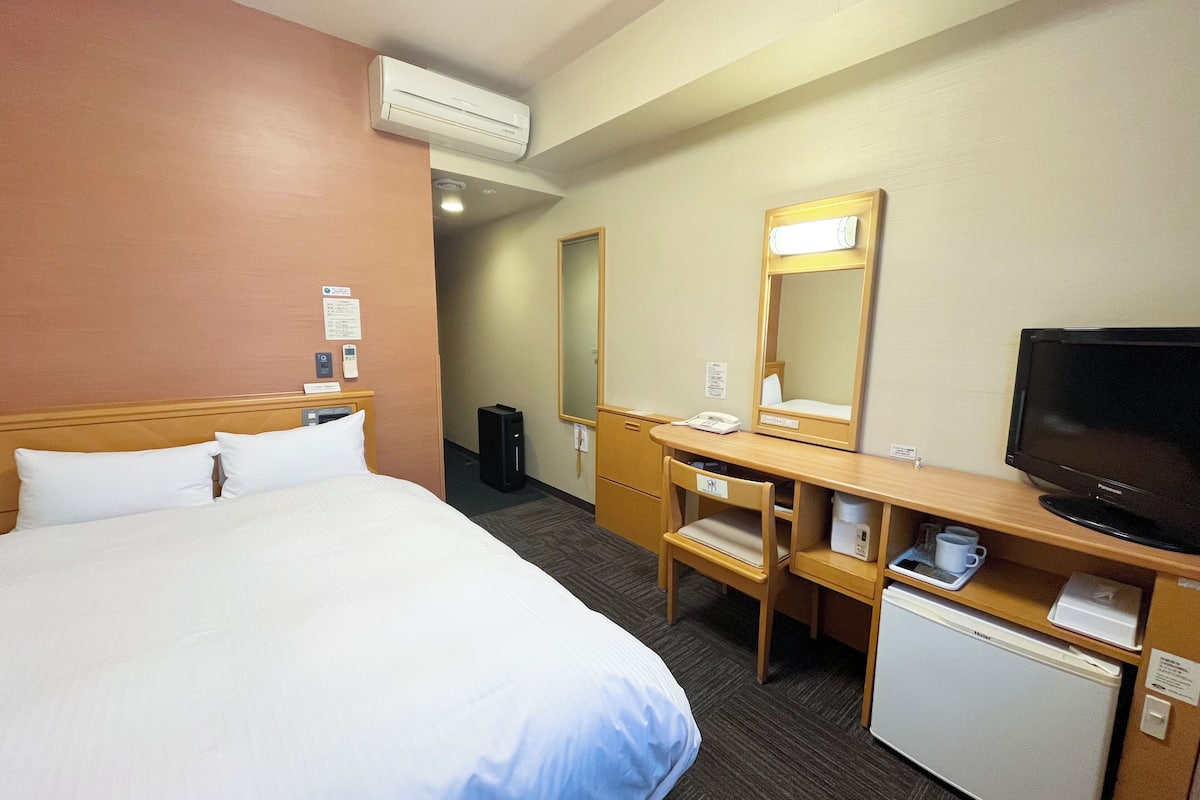 1 bedroom, desk, free wifi, bed sheets